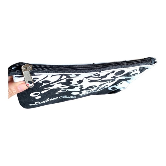 Dolores Cortés Black and White Accent É Makeup Bag - Spanish Designer - Picture 3 of 4